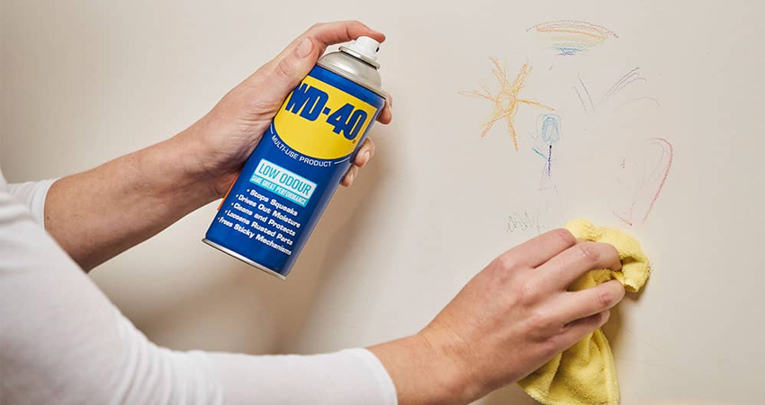 چگونه مداد رنگی را از روی کاغذ دیواری پاک کنیم