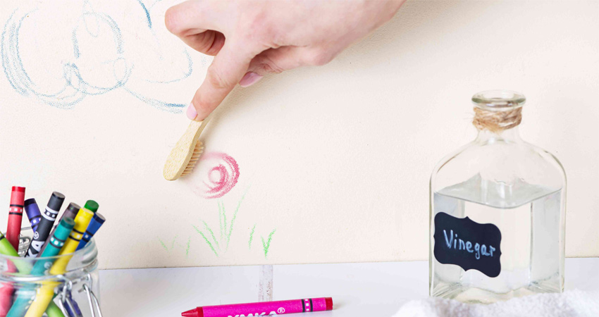 چگونه مداد رنگی را از روی کاغذ دیواری پاک کنیم؟