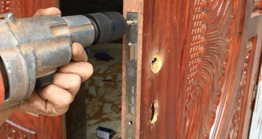 ایجاد سوراخ برای مکانیزم قفل